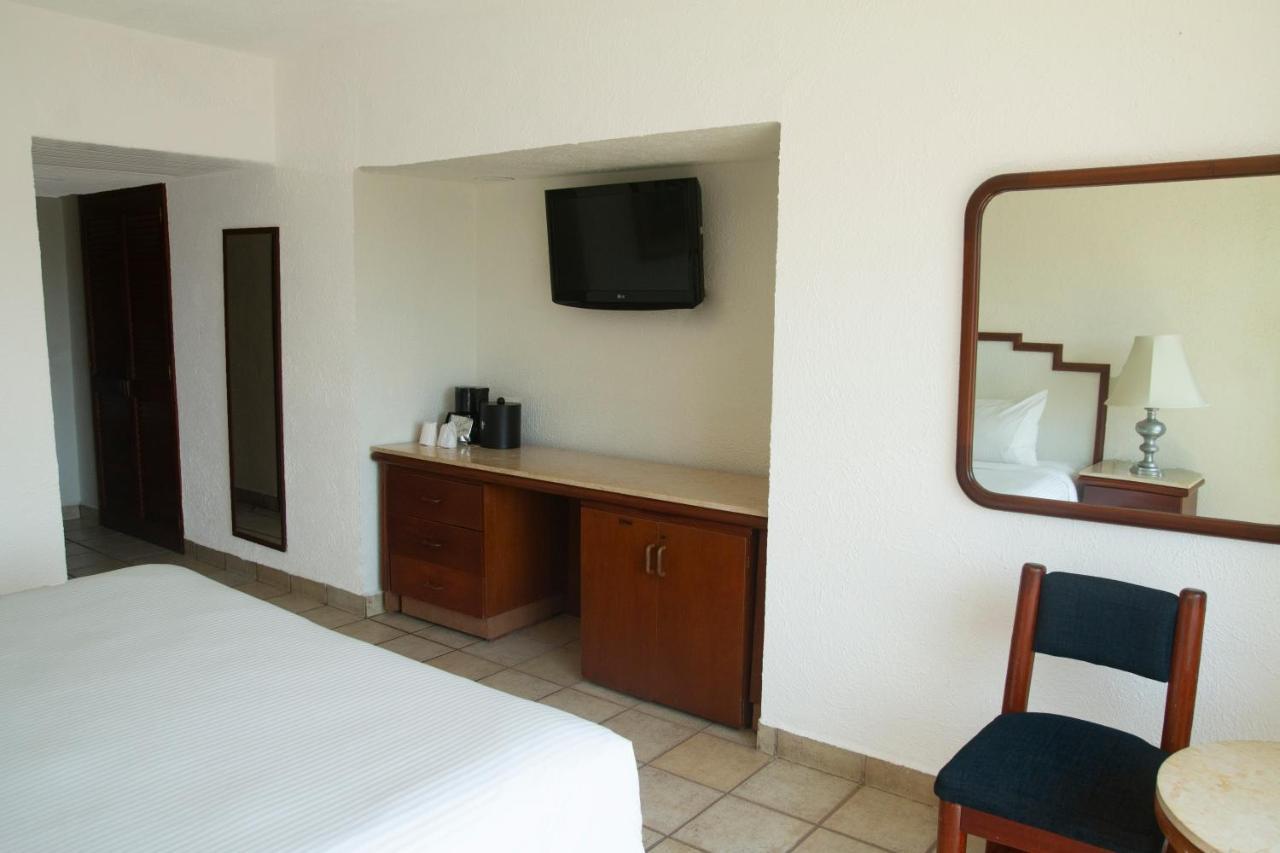 Emporio Ixtapa Hotel Ixtapa  Exterior photo A room at the hotel