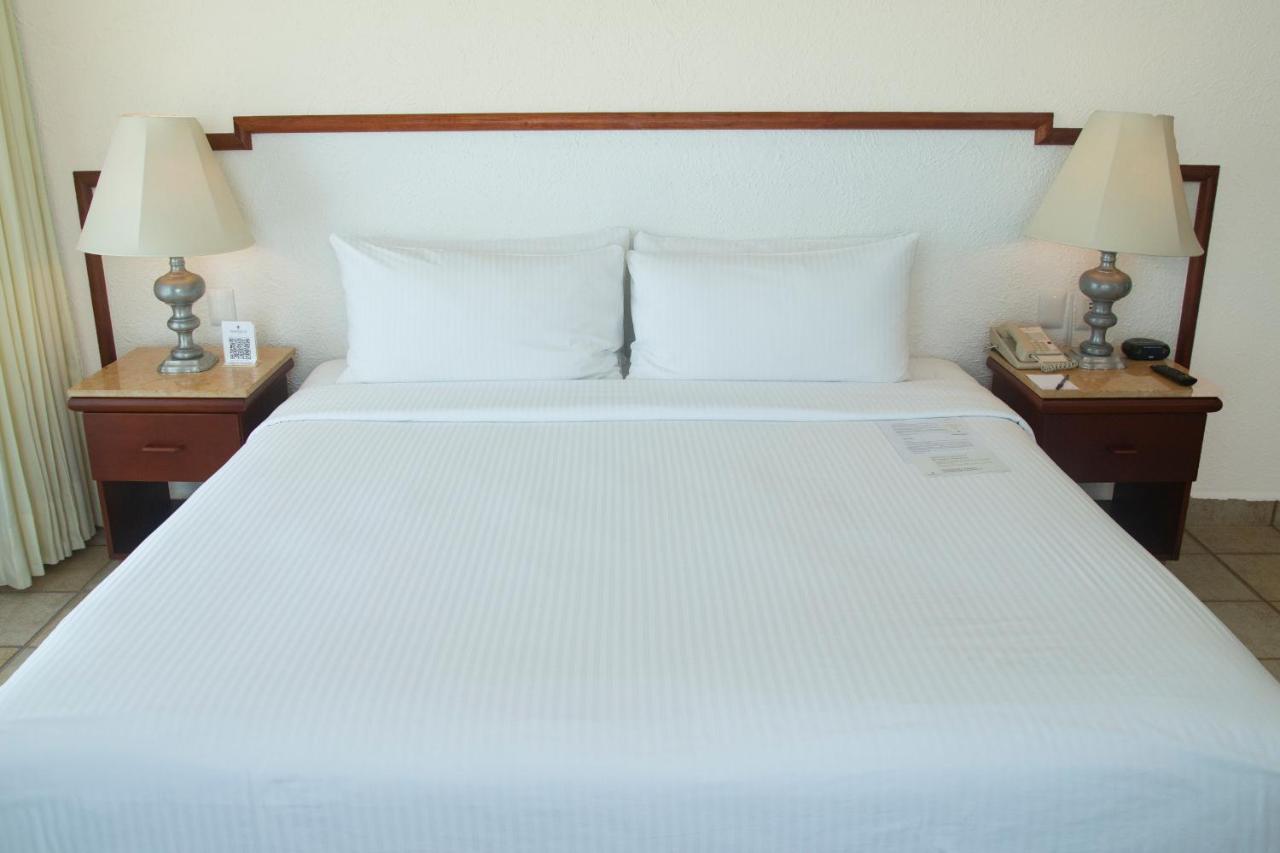 Emporio Ixtapa Hotel Ixtapa  Exterior photo A bed with a white sheet