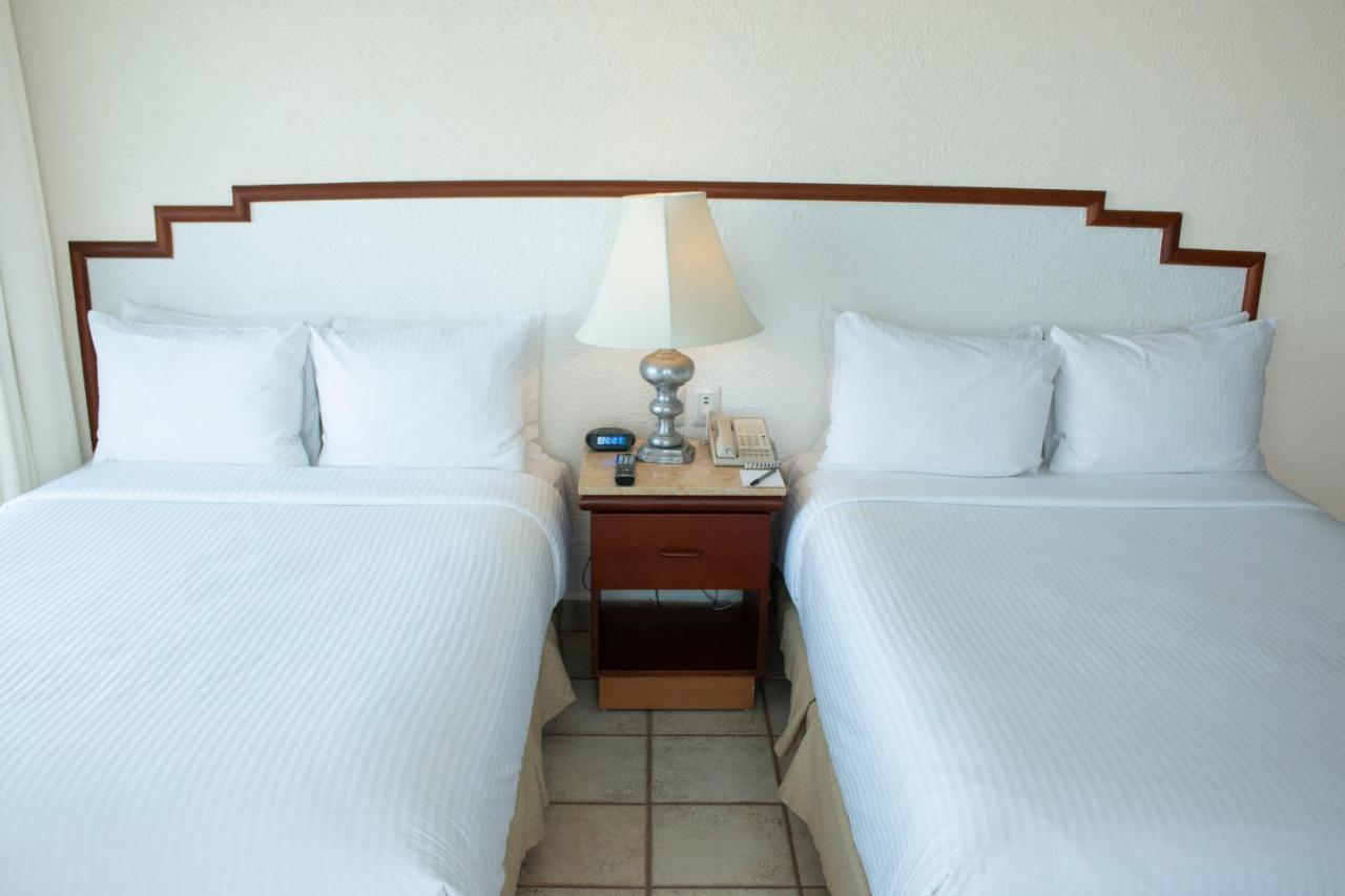 Emporio Ixtapa Hotel Ixtapa  Exterior photo A typical hotel room