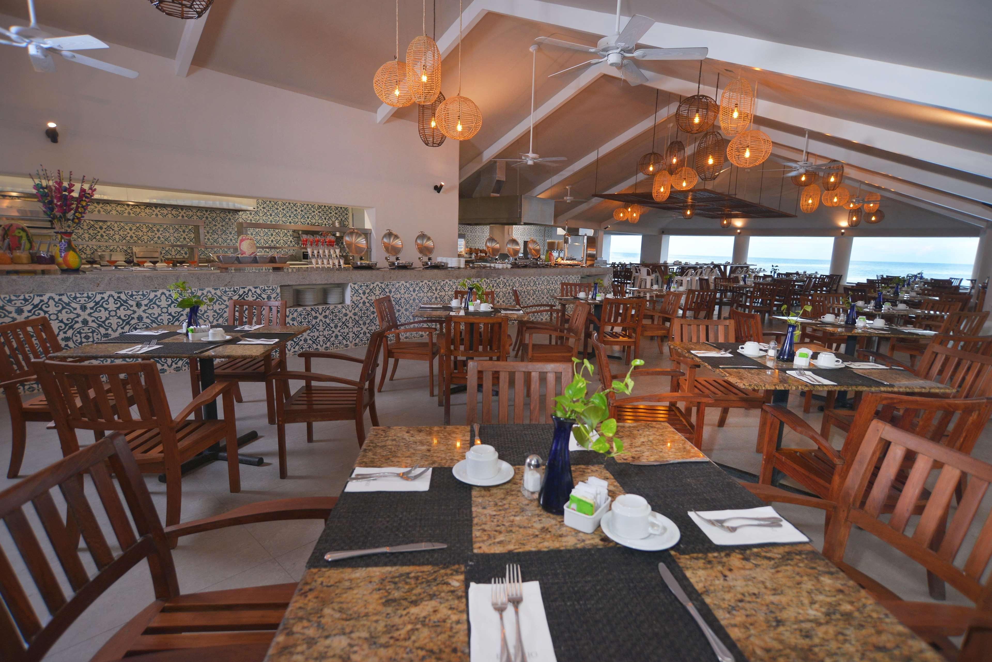 Emporio Ixtapa Hotel Ixtapa  Exterior photo The restaurant at the top of the tower