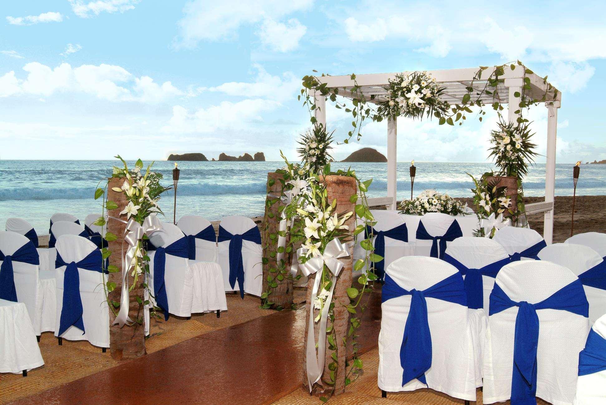 Emporio Ixtapa Hotel Ixtapa  Exterior photo A beach wedding