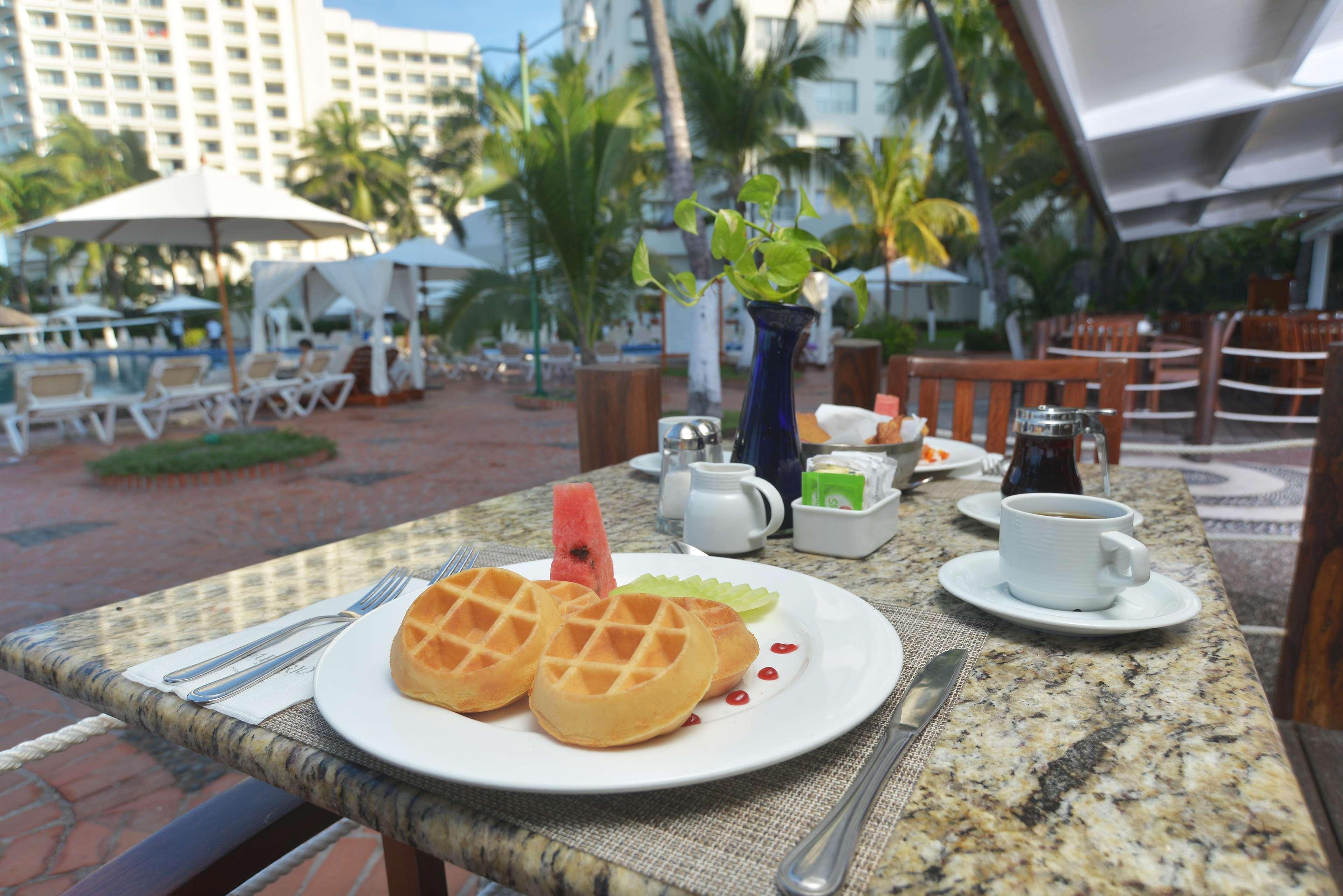 Emporio Ixtapa Hotel Ixtapa  Exterior photo Breakfast at a resort