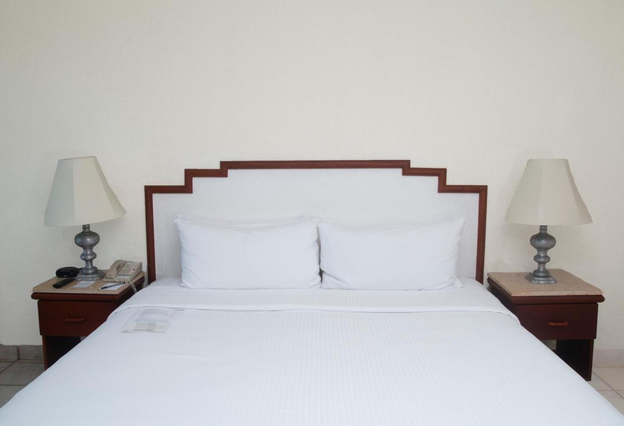 Emporio Ixtapa Hotel Ixtapa  Exterior photo A bed with two pillows